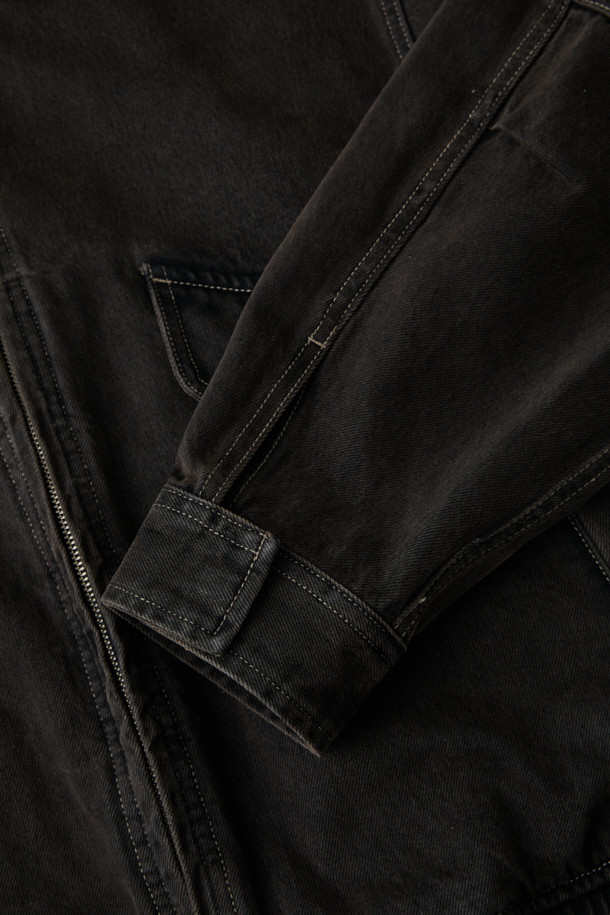 브라운 데님 디트로이트 재킷은 남녀 모두 착용 가능한 캐주얼하고 스트릿한 스타일의 데님 재킷입니다. 봄, 가을에 적합하며, 릴렉스 핏으로 편안한 착용감을 선사합니다. 무지 디자인에 중간 두께감의 데님 소재로 제작되어 튼튼합니다. 이중 히든 포켓과 밑단 이밴드, YKK 2-Way 지퍼 디테일이 특징입니다. 블랙 컬러 옵션도 제공합니다.
