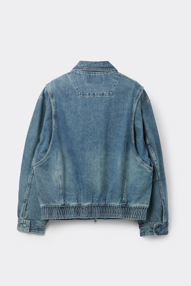 인디고 컬러의 블루 데님 디트로이트 재킷입니다. 봄, 가을에 어울리는 중간 두께감의 면 데님 소재로 제작되었으며, 릴랙스 핏으로 편안한 착용감을 선사합니다. YKK 2-Way 지퍼와 히든 포켓, 밑단 밴딩 디테일이 특징이며, 캐주얼, 스트릿 스타일을 즐겨 입는 남성분들에게 추천합니다. 데이트룩, 봄 소풍룩 등 다양한 TPO에 활용 가능하며, 미니멀한 스타일 연출에도 좋습니다. 긴 소매 기장으로 어떤 룩에도 잘 어울립니다.
