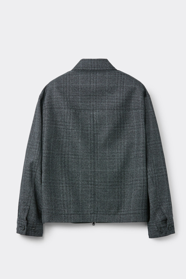 블랙 울 트위드 지퍼 재킷은 가을과 겨울, 당신의 스타일을 완성할 남성용 아우터입니다. 클래식하고 미니멀한 무드를 자아내며, 출근룩, 비즈니스 캐주얼, 모임룩 등 다양한 TPO에 활용하기 좋습니다. 릴랙스핏으로 편안함을 선사하며, YKK 2-Way 지퍼와 가슴 2포켓 디자인으로 실용성을 더했습니다. 두꺼운 울 소재의 트위드 패턴은 고급스러운 질감을, 긴 소매는 따뜻함을 책임집니다. 시크한 스타일을 연출하고 싶은 당신에게 완벽한 선택이 될 것입니다.
