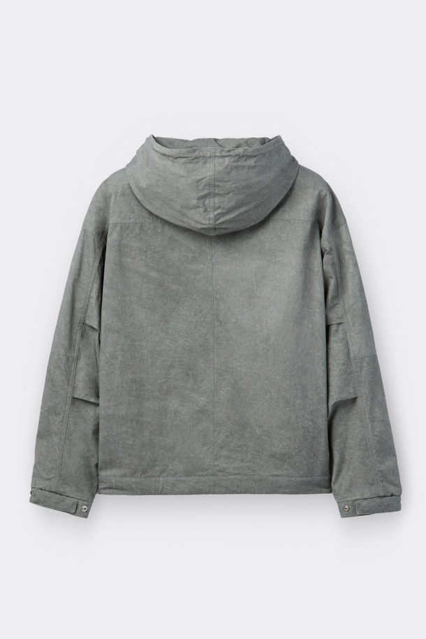 라이트 그레이 면 후드 집업 재킷은 캐주얼하고 미니멀한 스타일을 추구하는 남성분들을 위한 제품입니다. 봄, 가을에 적합하며, 부드러운 촉감의 면 소재로 제작되어 편안한 착용감을 선사합니다. 릴랙스 핏과 레귤러 기장으로 제작되어 편안한 착용감을 제공하며, YKK 2-Way 지퍼와 빈티지 다잉 가공으로 디테일을 더했습니다. 출근룩과 여행룩 등 다양한 TPO에 활용 가능하며, 무지 디자인으로 어떤 스타일에도 쉽게 매치할 수 있습니다.
