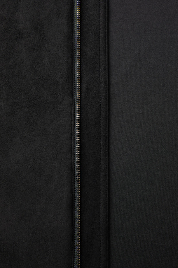 블랙 폴리 스웨이드 후드 집업 재킷은 가을, 겨울철에 캐주얼하고 스포티한 스타일을 연출하기 좋은 남성용 아우터입니다. 부드러운 촉감의 폴리에스테르 스웨이드 소재로 제작되어 편안한 착용감을 선사하며, 두꺼운 두께감으로 보온성을 높였습니다. 릴랙스 핏에 레귤러 기장으로 제작되어 활동성을 보장하며, YKK 2-Way 지퍼, 후드, 스트링 디테일로 실용성을 더했습니다. 일상, 캠핑룩, 산책룩 등 다양한 TPO에 활용할 수 있으며, 미니멀한 디자인으로 어떤 스타일에도 잘 어울립니다. 블랙 컬러의 무지 디자인으로 심플하면서도 세련된 분위기를 연출합니다.
