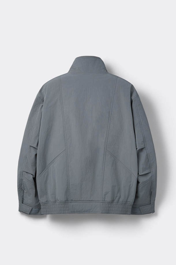 그레이 컬러의 남성용 레이싱 재킷입니다. 릴랙스 핏으로 제작되었으며, 두꺼운 두께감으로 봄, 가을에 착용하기 좋습니다. 무지 디자인에 YKK 2-Way 지퍼와 이중 여밈, 패딩 디테일이 돋보입니다. 출근룩과 모임룩에 캐주얼, 스포티, 미니멀한 스타일로 연출하기 좋습니다. 폴리에스테르, 나일론, 면 혼방 소재의 긴 소매 스포츠 재킷입니다.
