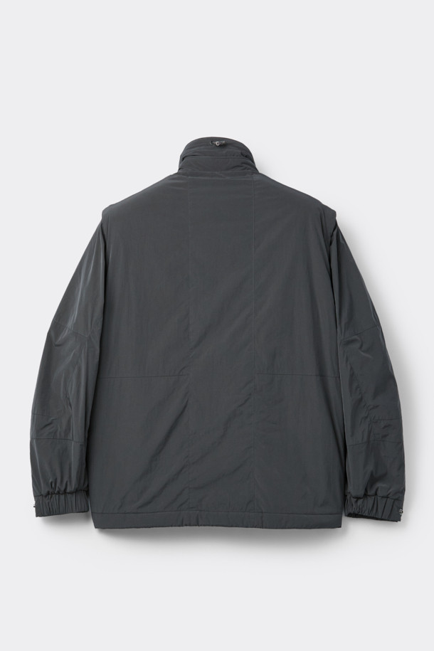 다크그레이 컬러의 탈부착 패딩 재킷입니다. 나일론과 폴리에스테르 혼방 소재로 제작되어 겨울철에도 따뜻하게 착용 가능하며, 오버핏으로 편안한 착용감을 선사합니다. 탈부착 가능한 소매 디자인으로 다양한 스타일 연출이 용이하며, 하이넥 디자인과 YKK 2-Way 지퍼, 스트링, 스토퍼 디테일이 특징입니다. 캐주얼, 미니멀, 시티보이 룩에 잘 어울리며, 출근룩과 여행룩 모두 소화 가능한 실용적인 아이템입니다.
