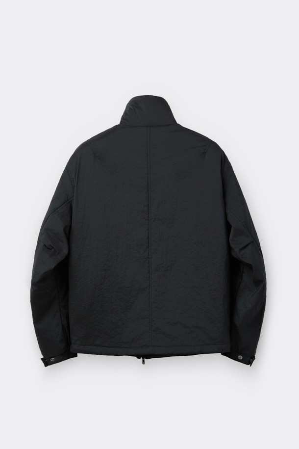 블랙 하이넥 패디드 블루종은 남성용 점퍼로, 가을과 겨울에 따뜻하게 착용할 수 있는 두꺼운 두께감의 패딩 코트입니다. 스포티하면서도 캐주얼한 스타일을 연출하며, 일상 및 출근, 여행 시에도 활용하기 좋습니다. 나일론과 폴리우레탄 혼방 소재로 제작되어 넉넉한 오버핏을 자랑하며, YKK 2-Way 지퍼, 넥 이면 니트 시보리, 소매/밑단 밴딩 마감으로 편안한 착용감을 선사합니다. 보온 기능을 갖춰 추운 날씨에도 따뜻함을 유지하며, 무지 디자인으로 미니멀한 스타일을 완성합니다.
