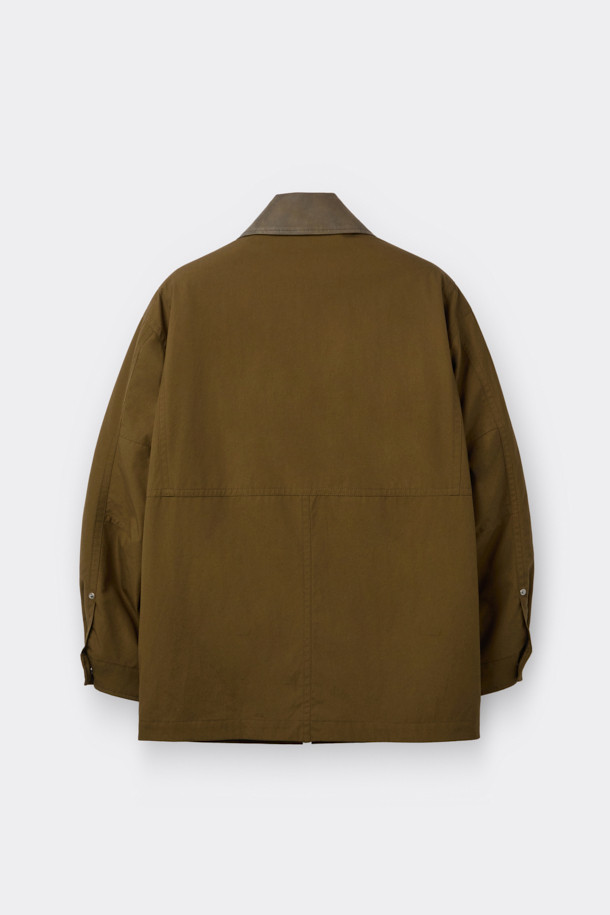 브라운 컬러의 Brown Millerain 파이어맨 재킷입니다. 가을과 겨울에 착용하기 좋은 두꺼운 두께감의 남성용 점퍼로, 밀리터리 및 클래식 스타일을 연출합니다. 면 소재로 제작되었으며, 오버핏 레귤러 기장으로 편안한 착용감을 선사합니다. 탈부착 가능한 패딩 내피와 카라 배색, YKK 2-Way 지퍼, 앞여밈 쇠고리 디테일이 특징입니다. 출근룩, 클래식, 미니멀, 워크웨어 스타일로 다양한 코디에 활용하기 좋습니다.
