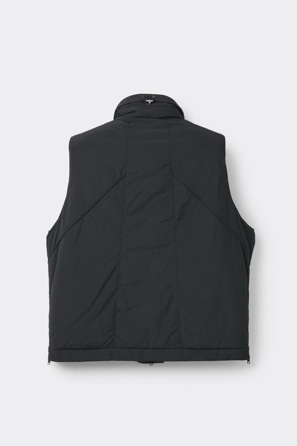 블랙 인시전 패디드 베스트는 가을과 겨울 시즌, 일상 및 출근룩, 여행룩에 모두 잘 어울리는 미니멀한 스타일의 패딩 베스트입니다. 하이넥 디자인과 YKK 2-Way 지퍼, 몸판 절개 디테일이 특징이며, 릴렉스 핏으로 편안한 착용감을 선사합니다.  나일론 소재로 제작되어 두꺼운 두께감과 은은한 광택감을 자랑하며, 무지 스타일로 어떤 룩에도 쉽게 매치할 수 있습니다. 스트링과 스토퍼 디테일이 더해져 더욱 세련된 느낌을 줍니다. 민소매 디자인으로 다양한 레이어드 연출이 가능합니다.
