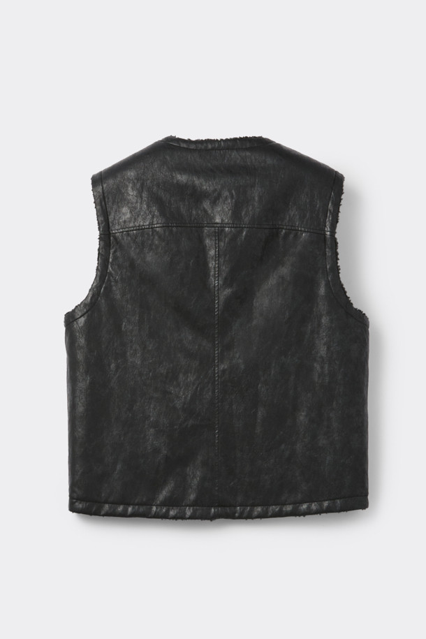 블랙 페이크 레더 리버시블 베스트는 남성용 아우터로, 가을과 겨울에 따뜻하고 스타일리시하게 연출할 수 있습니다. 캐주얼 및 베이직 스타일을 위한 무지 디자인이며, YKK 2-Way 지퍼와 페이크 퍼, 페이크 가죽 양면 사용으로 실용성을 높였습니다. 두꺼운 두께감으로 보온성을 더하며, 레귤러핏과 민소매 디자인으로 편안한 착용감을 제공합니다. 출근룩과 모임룩, 그리고 캐주얼, 클래식, 미니멀 스타일 모두 소화 가능한 활용도 높은 아이템입니다.
