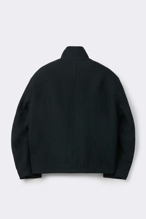 블랙 울 하이넥 재킷은 미니멀하고 베이직한 스타일을 추구하는 남성 고객을 위한 아우터입니다. 가을과 겨울, 출근룩에 적합하며, 오버핏으로 편안한 착용감을 선사합니다. 울과 나일론 혼방의 두꺼운 소재로 제작되어 보온성을 높였으며, 하이넥 디자인과 긴소매가 특징입니다. YKK 2-Way 지퍼, 밑단 스트링, 넥 이면 시보리 디테일로 기능성을 더했습니다.
