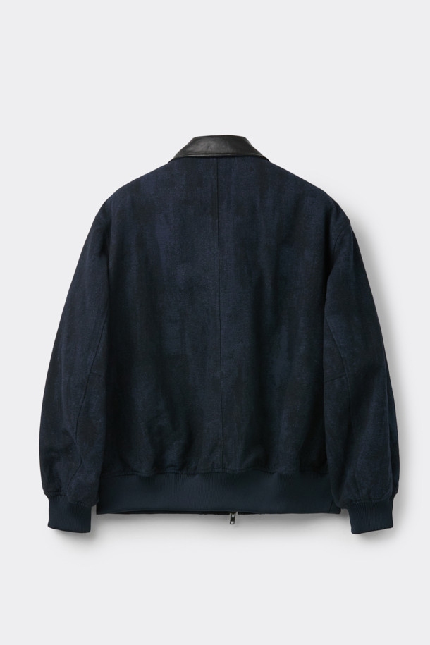 네이비 울 자카드 재킷은 가을과 겨울, 두 계절에 걸쳐 활용하기 좋은 남성용 점퍼입니다. 베이직하면서도 캐주얼한 스타일로, 출근룩과 데이트룩 등 다양한 TPO에 적합합니다. 고급스러운 울, 면, 폴리에스테르, 나일론 혼방 소재로 제작되어 두꺼운 두께감과 넉넉한 오버핏으로 편안한 착용감을 선사합니다. 자카드 패턴이 은은하게 돋보이며, 시보리 디테일과 YKK 2-Way 지퍼를 사용하여 실용성까지 더했습니다. 캐주얼, 클래식, 미니멀 스타일을 즐기는 남성분들께 추천합니다.
