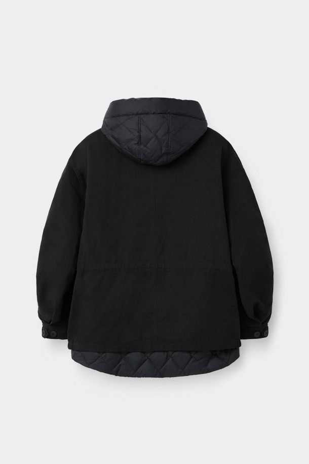 블랙 후드 라이너 필드 재킷은 남성용 점퍼로, 가을과 겨울에 착용하기 좋은 캐주얼 스타일의 아우터입니다. 무지 패턴의 블랙 컬러에 오버핏으로 디자인되었으며, 두꺼운 두께감으로 따뜻함을 더했습니다. 코튼, 폴리에스테르, 나일론 혼방 소재로 제작되었으며, 탈부착 가능한 다운 라이너가 내장되어 있어 보온성을 높였습니다. 허리 스트링과 YKK 2-Way 지퍼 디테일로 실용성을 더했으며, 긴소매와 후드 디자인으로 편안한 착용감을 제공합니다. 안감은 나일론 소재를 사용했습니다.
