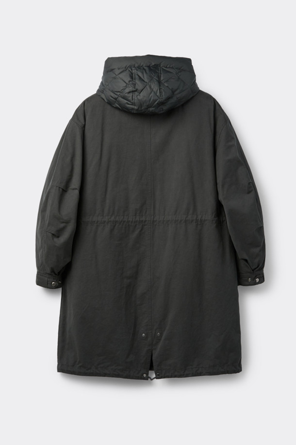 다크 그레이 컬러의 Grey Hood Liner Field Coat (그레이 후드 라이너 필드 코트)입니다. 코튼, 폴리에스테르, 나일론 혼방의 겉감과 두꺼운 두께감으로 겨울철 보온성을 높였습니다. 탈부착 가능한 다운 라이너가 포함되어 있어, 더욱 따뜻하게 착용할 수 있습니다. 허리 스트링과 YKK 2-Way 지퍼, 후드 디자인으로 캐주얼하고 미니멀한 스타일을 연출합니다. 출근룩은 물론, 일상에서도 베이직하게 활용하기 좋은 오버핏 점퍼입니다.
