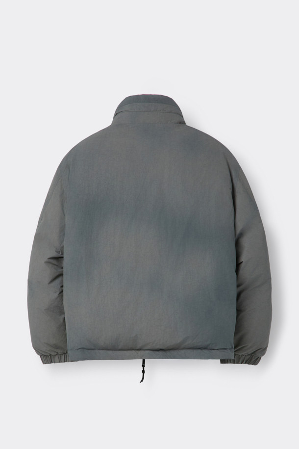 리버시블 다운 재킷은 겨울철 일상과 여행룩에 모두 활용하기 좋은 남성용 아우터입니다. 블랙 컬러의 무지 디자인으로, 캐주얼, 미니멀, 클래식 스타일을 즐겨 입는 분들께 추천합니다. 구스다운 80:20 충전재를 사용하여 보온성을 높였으며, YKK 2-Way 지퍼와 빈티지 워싱 디테일로 고급스러움을 더했습니다. 두꺼운 두께감의 오버핏으로 편안한 착용감을 선사하며, 필요에 따라 양면을 활용할 수 있어 실용적입니다. 긴 소매 기장의 레귤러 기장으로, 어떤 스타일에도 자연스럽게 매치됩니다.
