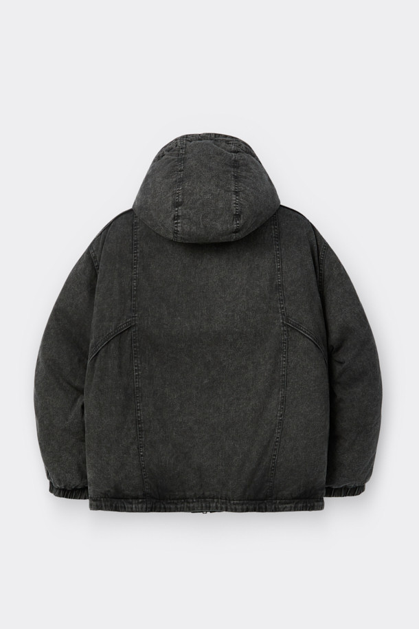 그레이 데님 다잉 후드 다운 재킷은 남성용 겨울 아우터입니다. 캐주얼 및 빈티지 스타일을 결합하여 독특한 분위기를 연출하며, 오버핏의 넉넉한 핏으로 편안함을 더했습니다. 무지 패턴의 데님 소재에 구스다운 80:20 충전재를 사용하여 보온성을 높였으며, 빈티지한 촉감이 특징입니다. YKK 2-Way 지퍼와 파이핑 라인 디테일로 디자인의 완성도를 높였으며, 두꺼운 두께감으로 추운 날씨에도 따뜻하게 착용할 수 있습니다.
