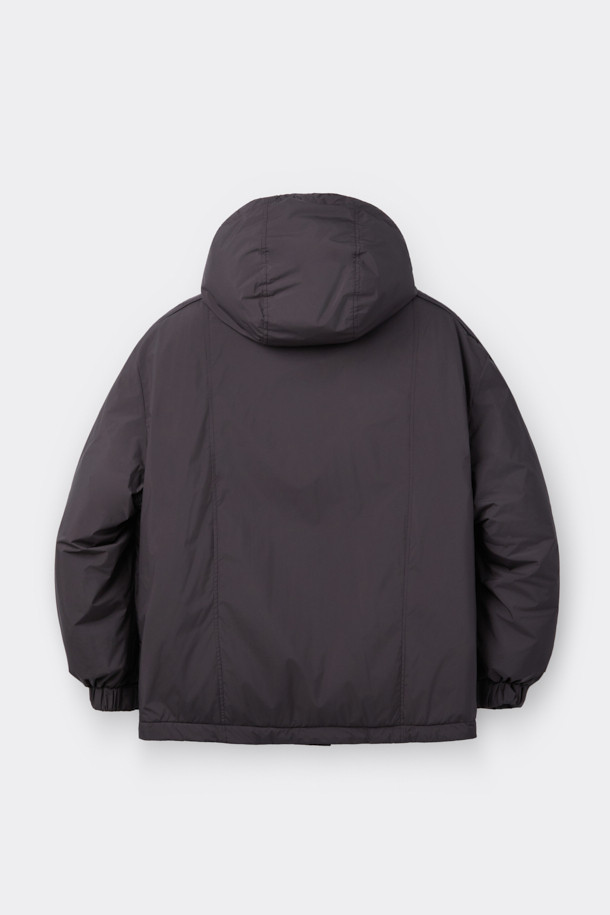 와인 컬러의 Wine Light Fabric 후드 다운 재킷은 겨울철 일상룩과 출근룩에 모두 잘 어울리는 남성용 아우터입니다. 미니멀한 스타일을 추구하는 남성분들을 위한 오버핏 디자인으로, 부드러운 촉감의 폴리에스터 소재와 두꺼운 두께감으로 따뜻함을 선사합니다. 구스다운 80:20 충전재를 사용하여 보온성을 높였으며, ITALY LIMONTA 초경량 소재로 제작되어 가볍고 편안한 착용감을 제공합니다. YKK 2-Way 지퍼 디테일로 실용성을 더했으며, 레귤러 기장의 후드 디자인으로 캐주얼하면서도 클래식한 분위기를 연출합니다.
