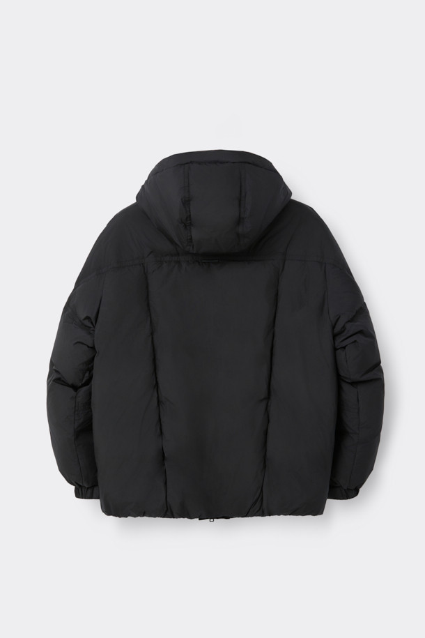 블랙 미들 후드 다운 재킷은 남성용 겨울 점퍼입니다. 미니멀하고 스포티한 스타일의 무지 디자인으로, 출근룩과 여행룩에 모두 잘 어울립니다. 가볍고 따뜻한 초경량 나일론 소재에 구스다운 80:20 충전재를 사용하여 보온성을 높였습니다. 오버핏으로 편안한 착용감을 제공하며, YKK 2-Way 지퍼와 벨크로 탈부착 후드가 특징입니다. 
