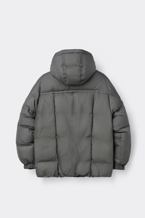 그레이 미들 후드 다운 재킷은 남성용 아우터로, 겨울철 캐주얼 스타일을 연출하기에 적합합니다. 무지 디자인에 오버핏으로 제작되어 편안한 착용감을 선사하며, 출근룩 및 캠핑룩 등 다양한 TPO에 활용할 수 있습니다. 80:20 구스다운 충전재와 두꺼운 두께감으로 뛰어난 보온성을 자랑하며, 벨크로 탈부착 후드, YKK 2-Way 지퍼, 초경량 소재 등 실용적인 기능성을 갖추었습니다. 시티보이, 미니멀 스타일을 선호하는 남성에게 추천하는 필수 아이템입니다.
