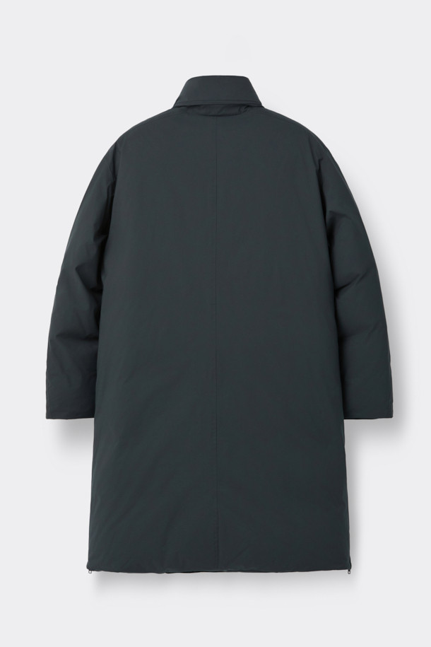 세련된 그레이 롱 다운 재킷입니다. 겨울철 추위를 완벽하게 막아줄 두꺼운 두께감과 오버핏 디자인으로 편안한 착용감을 선사합니다. 미니멀하고 베이직한 스타일로, 출근룩을 포함한 다양한 일상 패션에 활용하기 좋습니다. 80:20 구스다운 충전재와 YKK 2-Way 지퍼, 사이드 지퍼 슬릿, 히든 포켓 디테일로 기능성과 디자인을 모두 갖췄습니다. 폴리에스테르 소재로 제작되어 관리가 용이하며, 긴 소매 기장으로 보온성을 높였습니다.
