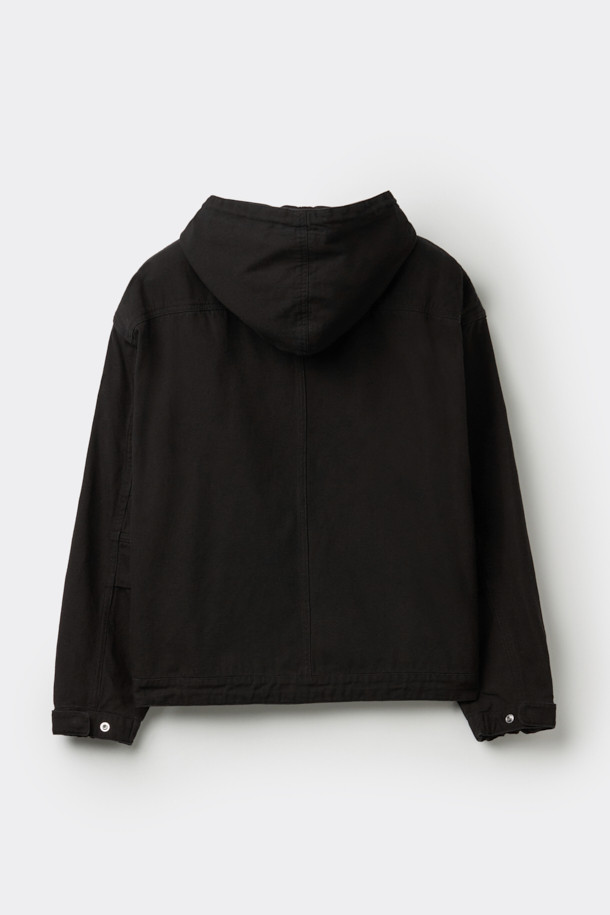 **[BISCO SMITH] 블랙 코튼 후드 집업 재킷**

[BISCO SMITH] 블랙 코튼 후드 집업 재킷은 봄, 가을 간절기에 적합한 아우터입니다. 캐주얼, 스트릿 스타일을 넘나드는 디자인으로, 릴랙스 핏의 크롭 기장이 특징입니다. 면 소재로 제작되어 두꺼운 두께감을 자랑하며, YKK 2-Way 지퍼, 후드 및 밑단 스트링, 전면 포켓 등 실용적인 디테일이 돋보입니다. 'AsAbove' 작품 자수 디테일이 돋보이는 이 재킷은 동네 마실룩, 캠핑룩 등 다양한 TPO에 활용하기 좋습니다.
