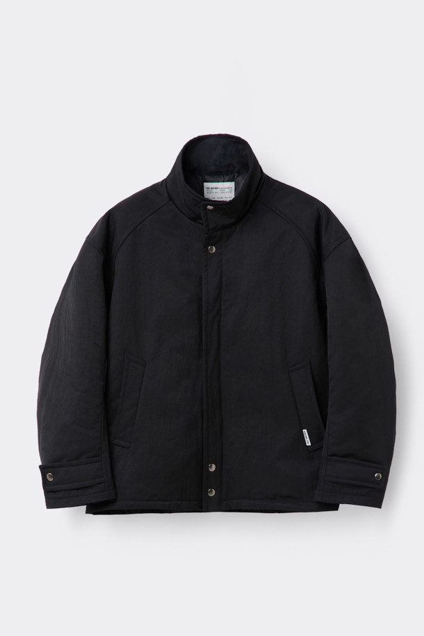 [HED MAYNER] 블랙 오버사이즈 핏 패딩 파카는 겨울철 일상과 출근룩에 모두 잘 어울리는 남성용 점퍼입니다. 부드러운 나일론 소재와 두꺼운 두께감으로 보온성을 높였으며, 오버핏 디자인과 라운드 숄더, 소매 스트랩 디테일이 특징입니다. 퀼팅 안감과 내외부 포켓 구성으로 실용성을 더했으며, 지퍼 여밈 방식으로 간편하게 착용할 수 있습니다. 미니멀하고 시크한 스타일을 연출하기에 좋으며, 다양한 룩에 활용하기 용이합니다.
