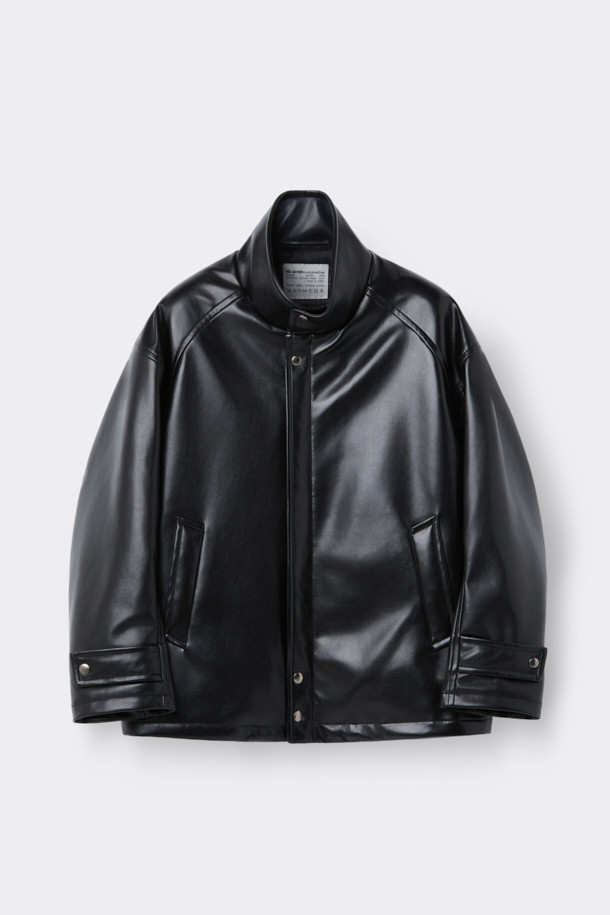 HED MAYNER (헤드 메이너)의 블랙 페이크 레더 패디드 파카는 겨울철 일상에서 모던하고 미니멀한 스타일을 연출하기에 완벽한 아우터입니다. 부드러운 합성 가죽 소재에 넉넉한 오버핏 실루엣으로 편안한 착용감을 선사하며, 퀼팅 안감과 두꺼운 두께로 뛰어난 보온성을 제공합니다. 라운드 숄더, 소매 스트랩, 내/외부 포켓, YKK 2-Way 지퍼, 은은한 광택감 등의 디테일이 돋보이며, 긴 소매 기장으로 세련된 분위기를 더합니다. 시크하고 캐주얼한 스타일을 즐기는 남성분들께 추천하는 아이템입니다.
