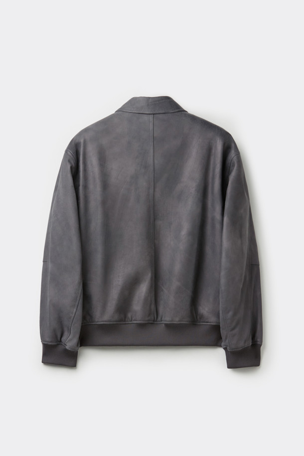 세련된 그레이 컬러의 소가죽 버시티 재킷입니다. 남녀 모두 착용 가능하며, 가을과 겨울에 따뜻하게 입을 수 있습니다. 오버핏 디자인에 YKK 2-Way 지퍼와 시보리 디테일로 스포티하고 캐주얼한 무드를 연출합니다. 부드러운 촉감의 두꺼운 소가죽 소재로 제작되어 편안함과 스타일을 동시에 잡았습니다. 출근룩과 모임룩 모두 소화 가능한, 캐주얼, 스포티, 미니멀 스타일을 즐기는 분들에게 추천합니다.
