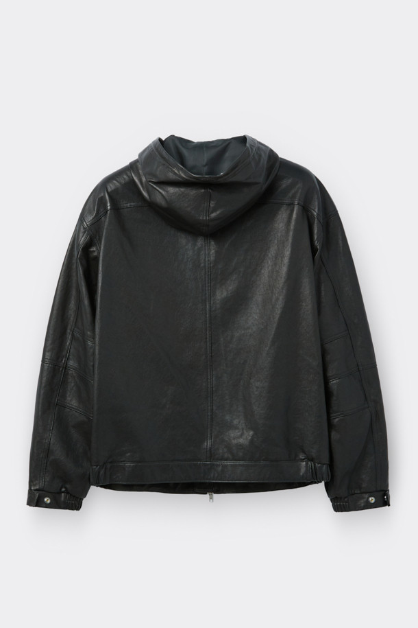 세련된 블랙 컬러의 소가죽 후드 집업 재킷입니다. 캐주얼, 클래식, 미니멀 스타일을 모두 아우르는 디자인으로, 봄, 가을 시즌에 활용하기 좋습니다. 부드러운 촉감과 두꺼운 두께감으로 편안하면서도 고급스러운 착용감을 선사합니다. YKK 지퍼를 사용하여 내구성을 높였으며, 데일리룩부터 모임룩, 출근룩까지 폭넓게 활용 가능합니다. 레귤러 핏으로 제작되어 어떤 체형에도 잘 어울립니다.
