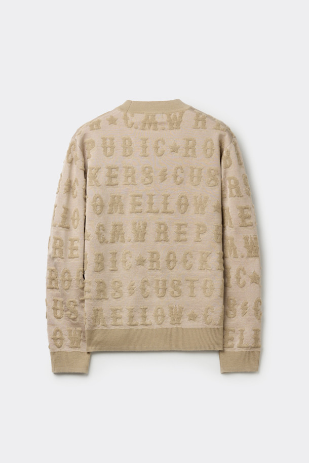 베이지 레터링 자카드 Y 가디건은 간절기에 스타일리시함을 더해줄 남성용 상의입니다. 부드러운 레이온, 아크릴, 울, 폴리에스테르 혼방 소재로 제작되어 편안한 착용감을 선사합니다. 크롭 기장에 릴랙스 핏으로 트렌디하며, 캐주얼, 미니멀, 클래식 스타일을 모두 아우르는 디자인입니다. 브이넥, 긴 소매, 얇은 두께감, 12GG의 자카드 짜임, 부드러운 촉감으로 이루어져 데이트룩과 봄 소풍룩에 적합합니다. 레터링 자카드 패턴이 돋보이는 이 가디건은 당신의 패션 감각을 한층 끌어올려 줄 것입니다.
