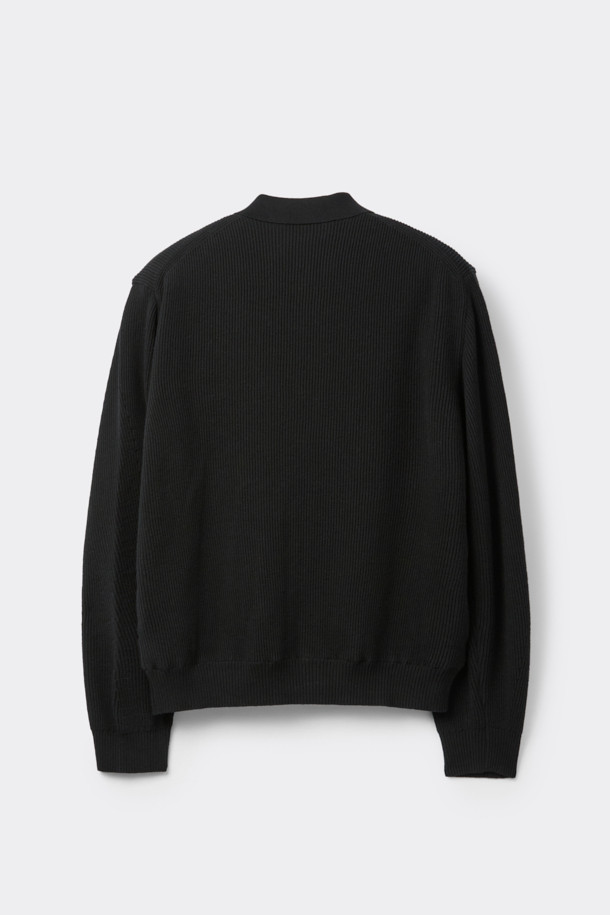 블랙 라인 칼라 가디건은 남성용 상의로, 가을과 겨울에 착용하기 좋은 두꺼운 두께의 니트/스웨터입니다. 코튼 86%와 울 14% 혼방 소재로 제작되어 부드러운 촉감을 선사하며, 퀼팅 안감으로 보온성을 높였습니다. 릴랙스 핏과 긴소매 디자인, 무지 패턴으로 베이직하고 미니멀한 스타일을 연출합니다. 2X1 립 카라와 1OZ 하스 충전재를 사용하여 아우터형 스웨터로도 활용 가능하며, 출근룩과 클래식, 미니멀, 캐주얼 스타일 모두에 잘 어울립니다.
