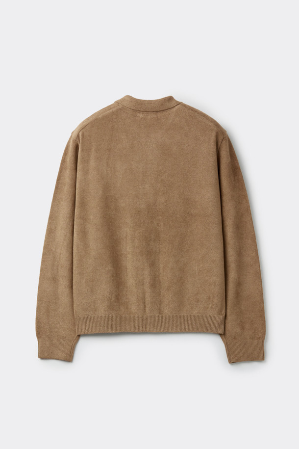 깊이 있는 분위기를 연출하는 브라운 컬러의 셔닐 카라 가디건입니다. 부드러운 촉감의 셔닐 원사를 사용하여 포근하고 따뜻한 착용감을 선사하며, 사이드 배색 파이핑 포인트가 은은한 멋을 더합니다. 릴랙스핏으로 편안하게 착용 가능하며, 가을, 겨울 시즌 데이트룩, 모임룩 등 다양한 TPO에 활용하기 좋습니다. 베이직, 캐주얼, 클래식, 미니멀 스타일을 즐기는 남성분들께 추천하며 버튼 여밈으로 간편하게 착용할 수 있습니다. 두꺼운 두께감으로 보온성을 높였습니다.
