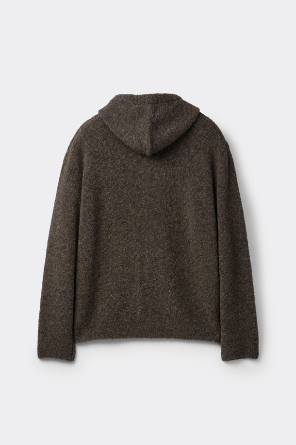 브라운 클라우드 후드 집업 가디건은 가을, 겨울 시즌에 어울리는 남성용 니트/스웨터입니다. 릴랙스핏으로 편안한 착용감을 선사하며, 두꺼운 두께감과 부드러운 촉감의 웨이브 부클사 소재로 제작되어 보온성을 높였습니다. 캥거루 포켓과 2-Way 집업 디테일이 실용성을 더하고, 후드 디자인으로 캐주얼하고 미니멀한 스타일을 연출합니다. 무지 패턴의 브라운 컬러로 다양한 스타일에 매치하기 용이한 데일리 아이템입니다.
