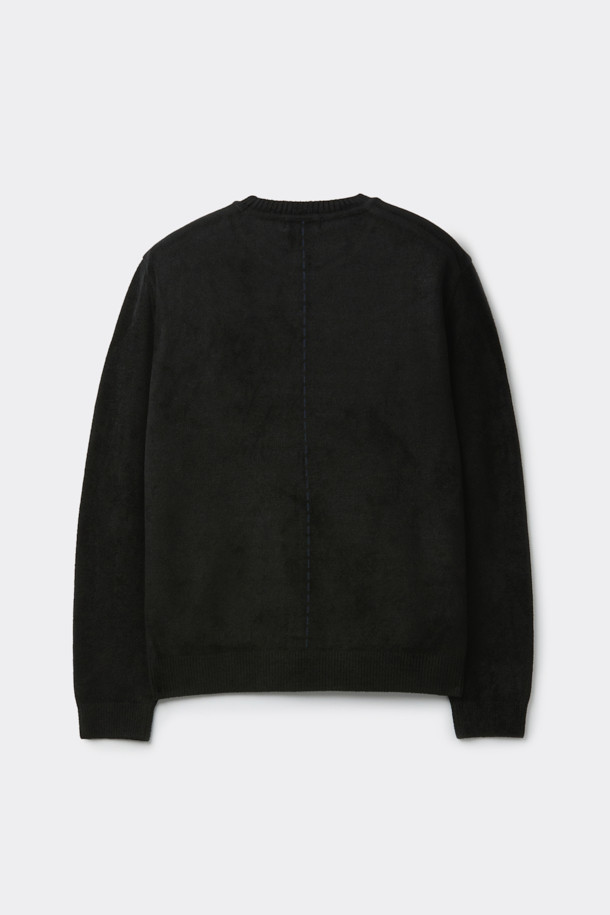 블랙 셔닐 라운드 넥 스웨터는 가을과 겨울, 쌀쌀한 날씨에 따뜻함과 스타일을 모두 갖춘 남성용 상의입니다. 부드러운 셔닐 소재로 제작되어 뛰어난 촉감을 자랑하며, 레귤러핏과 두꺼운 두께로 편안한 착용감을 선사합니다. 베이직하고 캐주얼한 무드로, 출근룩이나 모임룩 등 다양한 TPO에 활용 가능합니다. 뒷면 톤온톤 자가드 배색 스티치와 사이드 배색 파이핑 디테일이 돋보이며, 캐주얼, 클래식, 미니멀 스타일을 모두 소화할 수 있습니다.
