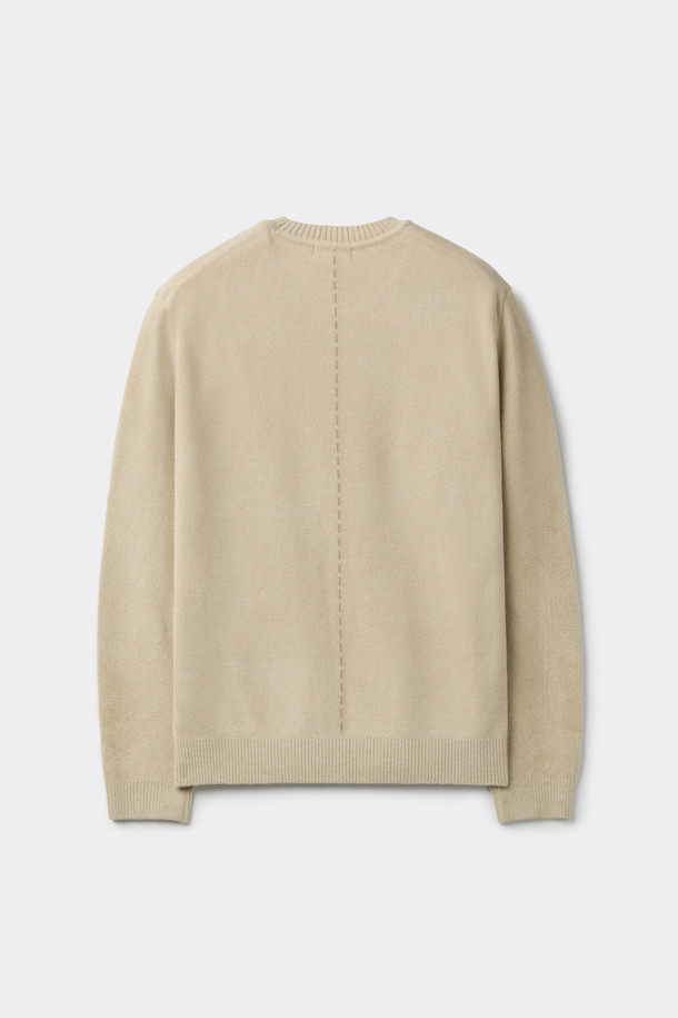 아이보리 셔닐 라운드 넥 스웨터는 가을과 겨울, 출근룩과 비즈니스 캐주얼에 어울리는 남성용 상의입니다. 부드러운 셔닐 소재로 제작되어 포근한 착용감을 선사하며, 레귤러 핏으로 편안하게 착용할 수 있습니다. 베이직한 디자인에 톤온톤 자가드 배색 스티치와 사이드 배색 파이핑 포인트를 더해 미니멀하면서도 클래식한 멋을 연출합니다. 두꺼운 두께감과 긴 소매 기장으로 보온성을 높였으며, 무지 패턴의 아이보리 컬러로 다양한 스타일과 매치하기 용이합니다. 일상에서 편안하게, 혹은 비즈니스 캐주얼 스타일로 활용하기 좋은 아이템입니다.
