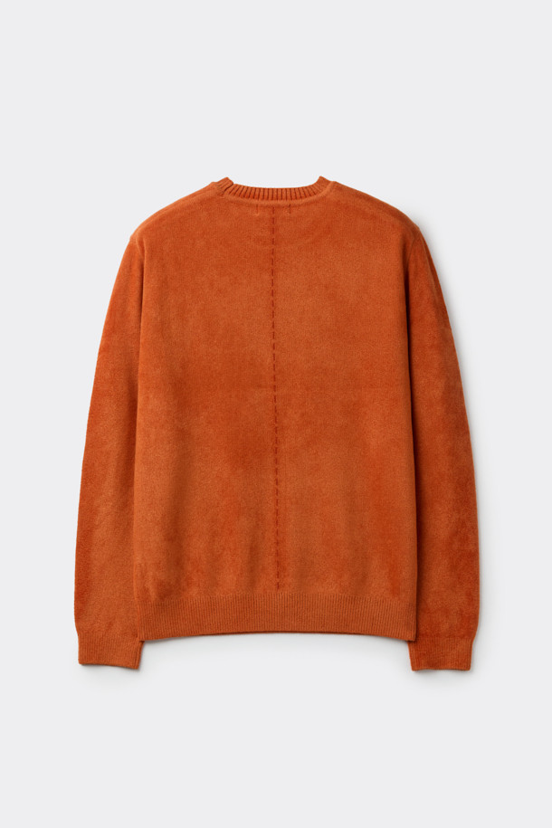 오렌지 셔닐 라운드 넥 스웨터는 부드러운 촉감의 셔닐 소재로 제작되어 가을, 겨울 시즌에 따뜻하게 착용하기 좋습니다. 베이직하고 캐주얼한 스타일로, 출근룩이나 모임룩 등 다양한 TPO에 활용할 수 있습니다. 레귤러핏에 라운드넥 디자인으로 편안한 착용감을 선사하며, 두꺼운 두께감으로 보온성을 높였습니다. 톤온톤 자가드 배색 스티치와 사이드 배색 파이핑 디테일, 고급스러운 발색감이 돋보이는 남성용 스웨터입니다. 캐주얼, 클래식, 미니멀 스타일을 모두 아우르는 활용도 높은 아이템입니다.
