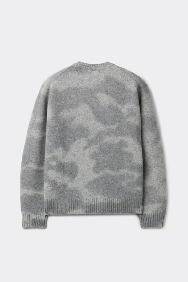 그레이 스테인 프린팅 라운드넥 스웨터는 남성용으로, 가을과 겨울에 착용하기 좋은 두꺼운 울 소재의 긴소매 스웨터입니다. 베이직한 스타일의 레귤러핏으로 제작되었으며, 라운드넥 디자인에 스테인 프린팅으로 포인트를 주어 클래식, 미니멀, 캐주얼 룩을 연출하기 좋습니다. RWS 울 100% 원사를 사용하여 부드러운 촉감을 선사하며, 출근룩과 비즈니스 캐주얼 스타일에도 잘 어울립니다. 일상에서 편안하고 스타일리시하게 착용할 수 있는 아이템입니다.
