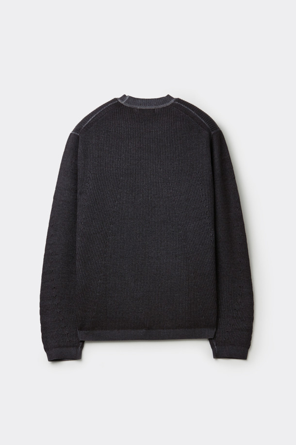 블랙 색상의 가먼트 다잉 라운드넥 스웨터입니다. 메리노울 100% 원사를 사용하여 부드러운 촉감을 선사하며, 매직워싱 가공으로 편안한 착용감을 느낄 수 있습니다. 릴랙스핏으로 제작되어 편안하고, 가을, 겨울 시즌 데일리룩이나 출근룩, 비즈니스 캐주얼에 적합합니다. 베이직, 미니멀, 클래식 스타일을 즐겨 입는 남성분들에게 추천합니다. 두꺼운 두께감의 긴소매 디자인으로 보온성을 높였습니다.
