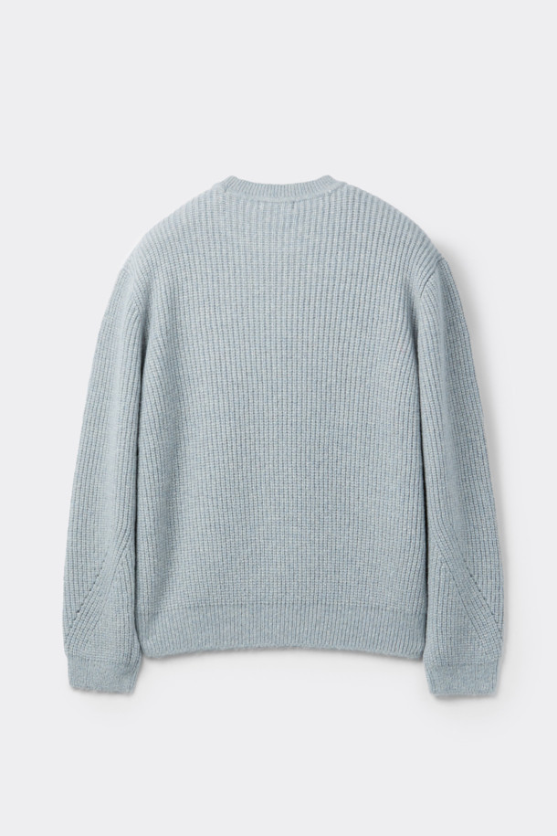 세련된 블루 메탈얀 넥 스웨터는 가을과 겨울, 당신의 스타일을 한층 끌어올려 줄 남성용 니트입니다. 부드러운 촉감의 폴리에스테르, 아크릴, 나일론, 메탈, 울 혼방 소재로 제작되어 편안한 착용감을 선사하며, 라운드넥과 긴 소매, 릴랙스 핏이 베이직하면서도 캐주얼한 무드를 연출합니다. 특히 메탈사가 더해져 은은하게 빛나는 세련된 컬러감이 돋보이며, 골지 패턴과 두꺼운 두께감으로 따뜻함까지 놓치지 않았습니다. 출근룩이나 모임룩 등 다양한 TPO에 활용 가능하며, 캐주얼, 클래식, 미니멀 스타일 모두 소화 가능한 매력적인 아이템입니다.
