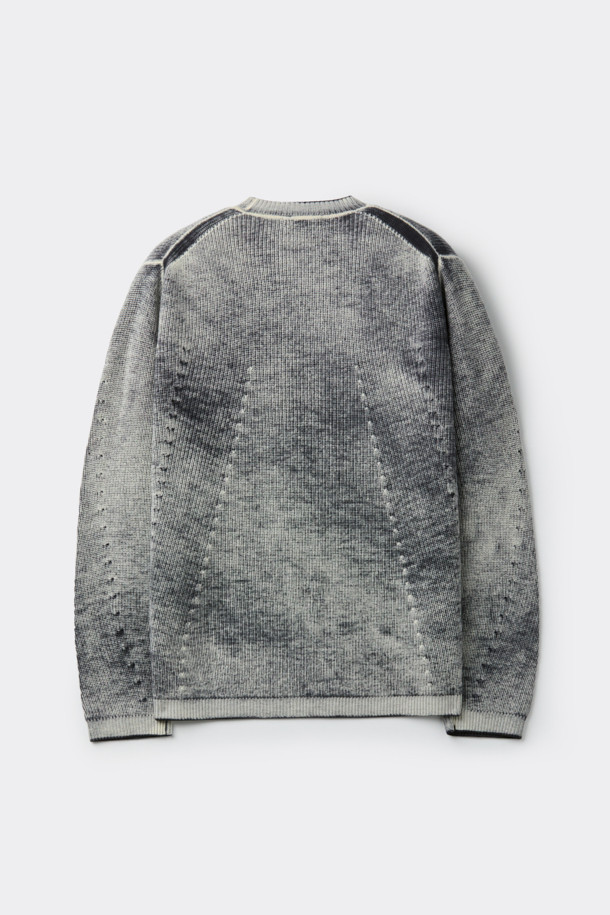 블랙 염색 라운드 넥 스웨터입니다. 메리노 울 100% 소재로 제작되어 부드러운 촉감을 선사하며, 가을과 겨울에 따뜻하게 입을 수 있습니다. 릴랙스 핏으로 편안함을 강조했으며, 베이직한 스타일로 다양한 룩에 활용하기 좋습니다. 출근룩이나 모임룩에 클래식, 미니멀, 캐주얼 스타일로 연출해 보세요. 뒷면에 백 프린팅 가공으로 포인트를 더했습니다.
