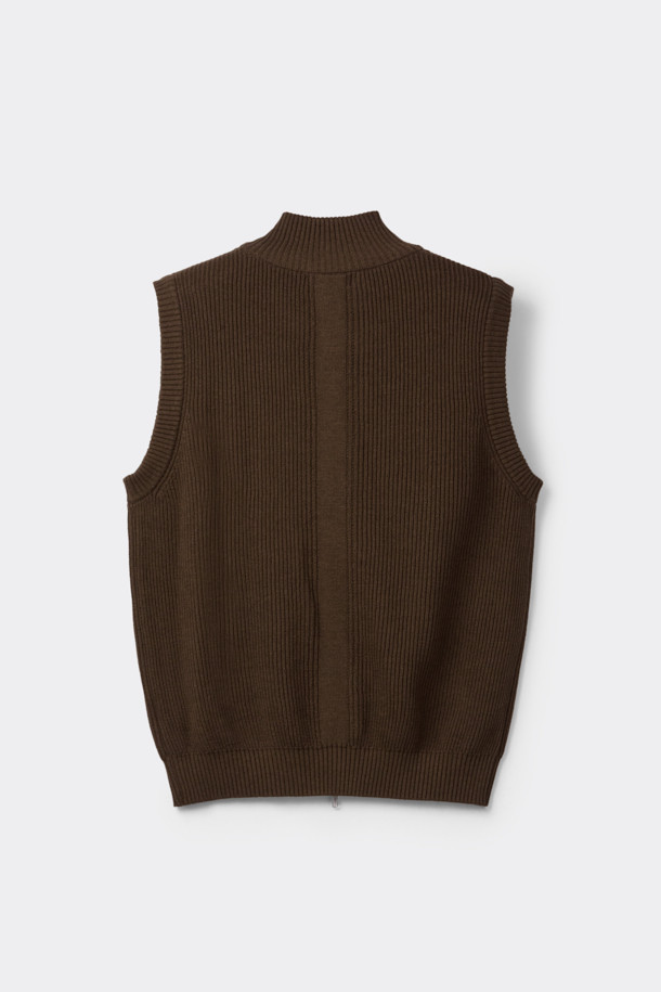 부드러운 촉감의 브라운 터틀넥 집업 베스트입니다. 면 60.2%와 울 39.8% 혼방 소재로 제작되어 간절기에 적합하며, 얇은 두께감으로 편안하게 착용할 수 있습니다. 12GG 골지 패턴으로 베이직한 스타일을 연출하며, 레귤러핏으로 다양한 스타일에 활용할 수 있습니다. 2-Way 지퍼 디테일이 돋보이며, 비즈니스 캐주얼 및 출근룩에 클래식하고 미니멀한 무드를 더해줍니다. 민소매 디자인으로 레이어드하기 좋습니다.
