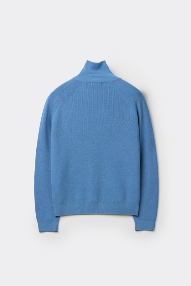 블루 터틀넥 사이드 지퍼 스웨터는 가을과 겨울에 어울리는 남성용 베이직 스타일 니트 스웨터입니다. 울, 코튼, 레이온 혼방 소재로 제작되어 산뜻한 촉감을 선사하며, 14GG 두께로 보온성을 더했습니다. 릴랙스핏으로 편안한 착용감을 제공하며, 사이드 지퍼 디테일이 특징입니다. 출근룩과 비즈니스 캐주얼에 활용하기 좋으며, 클래식, 미니멀, 캐주얼 스타일을 모두 소화할 수 있습니다.
