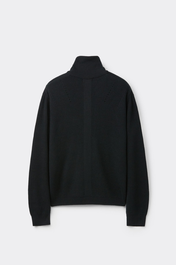 블랙 터틀넥 하프 집업 스웨터는 가을, 겨울 시즌에 어울리는 남성용 상의입니다. 부드러운 면과 울 혼방 소재로 제작되어 얇지만 보온성이 뛰어나며, 레귤러 핏으로 편안하게 착용 가능합니다. 미니멀하고 베이직한 디자인으로 출근룩, 비즈니스 캐주얼 등 다양한 TPO에 활용하기 좋습니다. 12GG 골조직 짜임과 하프 집업 디테일이 특징이며, 긴 소매와 터틀넥/하프넥 디자인으로 세련된 스타일을 연출합니다.
