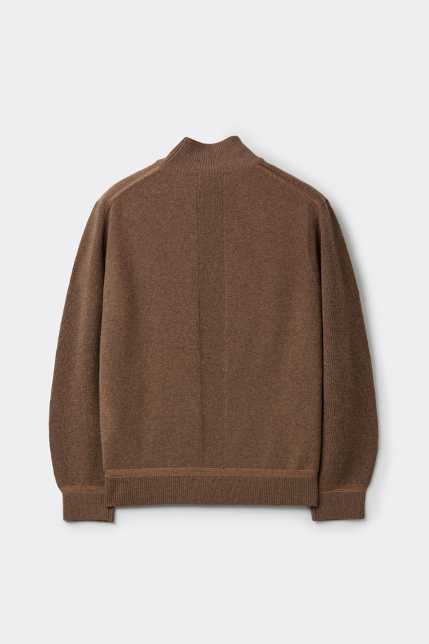 남성용 브라운 터틀넥 스웨터입니다. 가을과 겨울에 어울리는 두꺼운 두께감의 울 소재로 제작되어 부드러운 촉감을 선사합니다. 베이직하고 미니멀한 스타일로, 레귤러 핏과 긴 소매 기장으로 편안함을 더했습니다. 하찌 조직 소매와 자수사 배색 디테일이 특징이며, 데일리룩에 클래식한 무드를 더해줍니다. 일상생활에서 폭넓게 활용하기 좋은 아이템입니다.
