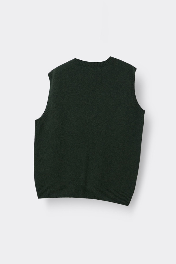 [HED MAYNER] 그린 울 트위스티드 베스트는 모던한 스타일을 추구하는 분들을 위한 아이템입니다. 부드러운 울 소재와 릴랙스 핏으로 편안한 착용감을 선사하며, 비틀린 비대칭 실루엣과 트위스트 절개 구조가 독특한 매력을 더합니다. 펠트 워싱 가공과 자연스러운 보풀감, 입체적인 표면 질감이 특징이며, V넥 디자인과 민소매 기장으로 클래식, 미니멀, 시크한 무드를 연출합니다. 모임룩에 포인트를 더할 수 있는 베스트입니다.
