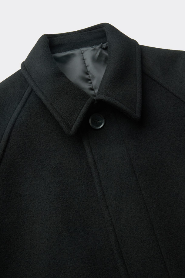 블랙 발마칸 코트는 가을과 겨울, 쌀쌀한 날씨에 돋보이는 아우터입니다. 울, 캐시미어, 폴리에스테르, 나일론, 아크릴, 레이온 등 다양한 소재를 혼방하여 제작되었으며, 부드러운 촉감과 두꺼운 두께로 뛰어난 보온성을 제공합니다. 래글런 소매 디자인과 레귤러핏으로 제작되어 편안한 착용감을 선사하며, 싱글 버튼 여밈 방식으로 미니멀하고 클래식한 분위기를 연출합니다. 일상, 오피스룩, 모임룩 등 다양한 TPO에 활용 가능하며, 미니멀, 클래식, 시크한 스타일을 즐기는 분들께 추천합니다.
