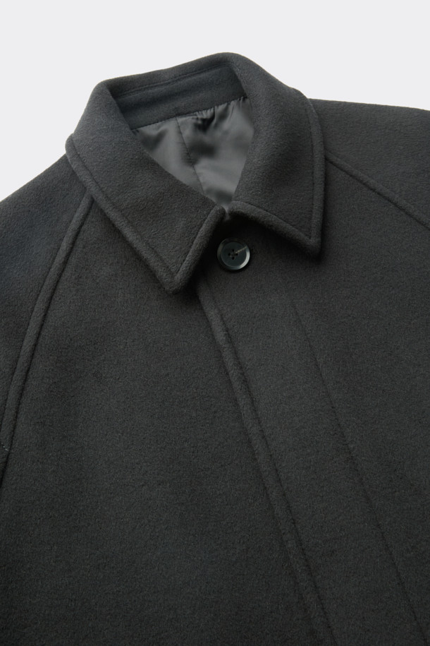 세련된 스타일을 완성하는 그레이 발마칸 코트입니다. 가을, 겨울 시즌에 어울리는 두꺼운 두께감으로 따뜻하게 착용 가능하며, 울, 캐시미어, 폴리에스터, 나일론, 아크릴, 레이온 등 다양한 소재 혼방으로 부드러운 촉감을 선사합니다. 래글런 소매 디자인과 레귤러핏으로 편안한 착용감을 제공하며, 버튼 여밈 방식과 미니멀하고 클래식한 디자인이 돋보입니다. 출근룩, 겨울 데일리룩, 오피스룩 등 다양한 TPO에 활용하여 시크한 스타일을 연출해보세요.
