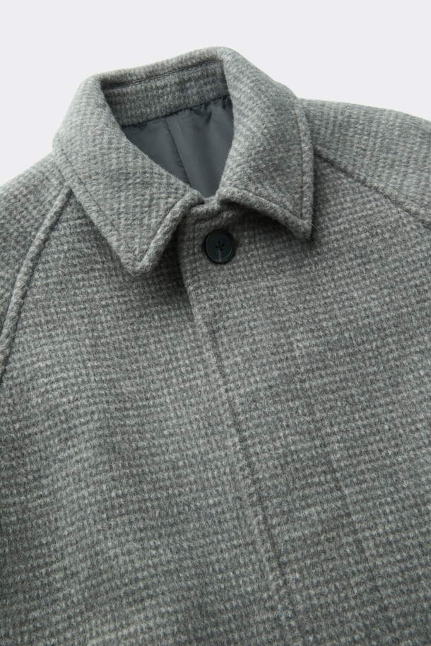 라이트 그레이 컬러의 패턴 발마칸 코트입니다. 울과 폴리에스테르 혼방 소재로 제작되어 가을과 겨울에 따뜻하게 착용할 수 있습니다. 클래식하고 미니멀한 스타일로, 래글런 소매와 레귤러 핏 디자인이 특징입니다. 출근룩, 겨울 데일리룩, 오피스룩 등 다양한 TPO에 활용하여 시크한 스타일을 연출해보세요.
