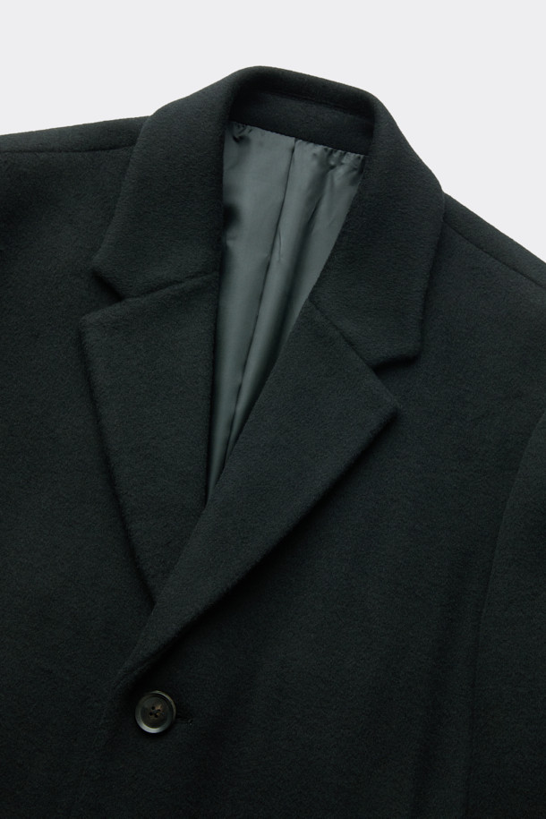 블랙 울 체스터필드 코트는 가을과 겨울 시즌, 오피스룩, 겨울 데일리룩, 모임룩에 모두 어울리는 클래식하고 시크한 스타일의 롱 코트입니다. 부드러운 울, 폴리에스테르, 캐시미어, 나일론, 아크릴, 레이온 혼방 소재로 제작되어 두꺼운 두께감과 고급스러운 핏을 자랑합니다. 레귤러 핏 싱글 버튼 디자인으로 미니멀하면서도 세련된 분위기를 연출하며, 숄더 패드가 어깨 라인을 살려줍니다. 무지 디자인에 긴소매로 어떤 옷에도 매치하기 쉬워 활용도가 높습니다.
