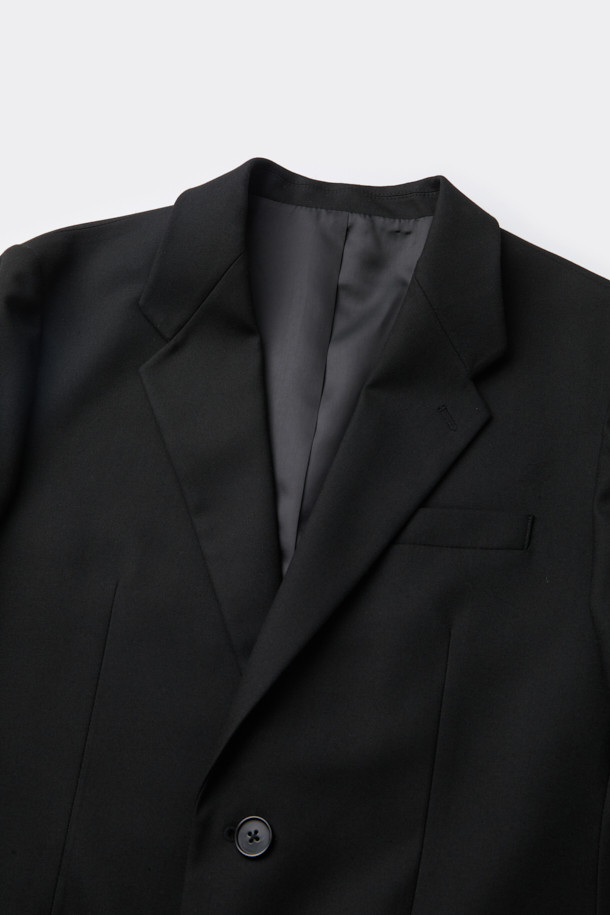 그레이 레귤러 핏 셋업 재킷은 남성 고객을 위한 베이직하고 클래식한 스타일의 자켓입니다. 봄, 가을 시즌에 적합하며, 얇은 두께감과 부드러운 촉감으로 편안하게 착용할 수 있습니다. 싱글 버튼 여밈 방식에 레귤러핏으로 제작되었으며, 무지 패턴으로 깔끔한 인상을 줍니다. 출근룩, 비즈니스 캐주얼, 모임룩 등 다양한 TPO에 활용 가능하며, 스트레치 기능이 있어 활동성을 높였습니다. 폴리에스테르, 레이온, 폴리우레탄 혼방 소재로 제작되어 내구성이 뛰어나고 관리가 용이합니다.
