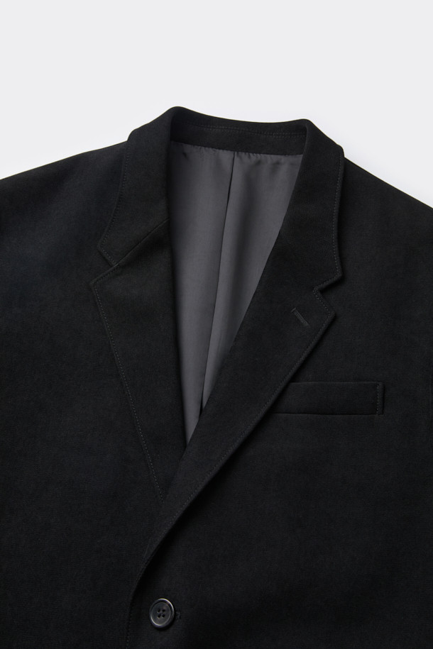 블랙 마일드 셋업 재킷은 남성 고객을 위한 베이직하고 캐주얼한 스타일의 블레이저입니다. 봄, 가을에 적합하며, 출근룩, 비즈니스 캐주얼, 모임룩 등 다양한 TPO에 활용할 수 있습니다. 레귤러 핏에 무지 디자인으로, 클래식, 미니멀, 캐주얼 스타일을 선호하는 분들께 추천합니다. 얇은 두께의 부드러운 폴리에스테르 소재로 제작되어 편안한 착용감을 선사하며, 싱글 버튼 여밈 방식과 긴 소매 기장으로 깔끔한 실루엣을 연출합니다. 언컨스트럭티드 셋업 디자인으로 가볍고 활동적인 느낌을 줍니다.
