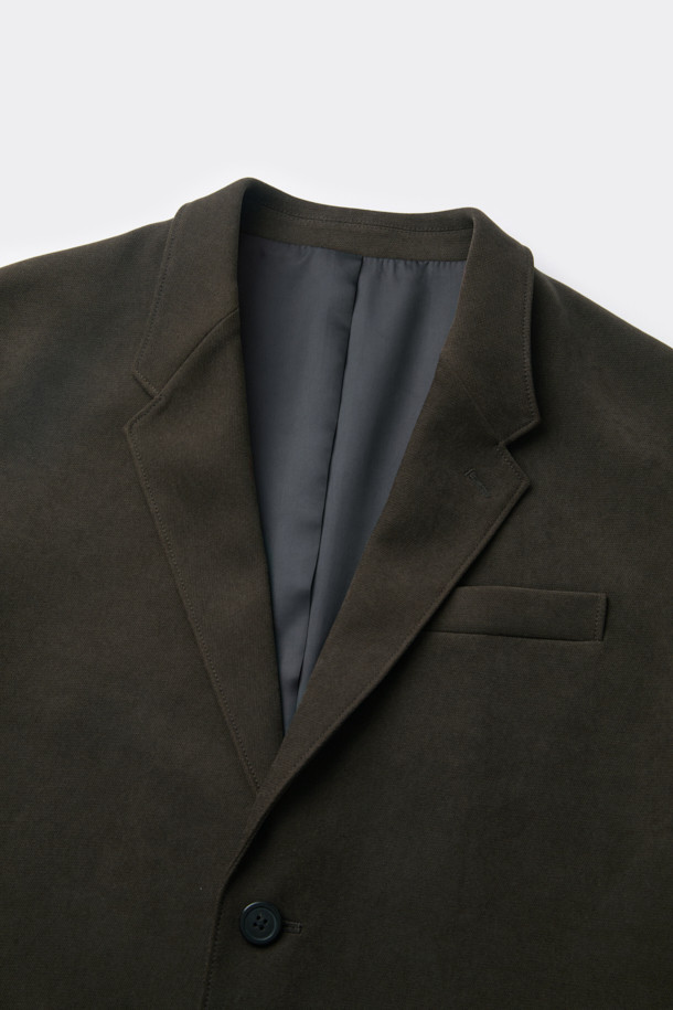 브라운 색상의 남성용 마일드 셋업 재킷입니다. 봄, 가을에 착용하기 좋은 얇은 두께의 블레이저 스타일 자켓으로, 레귤러 핏과 긴 소매 기장으로 제작되었습니다. 부드러운 폴리에스테르 소재로 편안한 착용감을 선사하며, 베이직하고 클래식한 무드를 연출합니다. 싱글 버튼 여밈 방식과 무지 패턴으로 미니멀한 디자인을 강조하여 출근룩, 비즈니스 캐주얼, 모임룩 등 다양한 TPO에 활용 가능합니다. 언컨스트럭티드 셋업 디자인으로 자연스러운 실루엣을 완성합니다.
