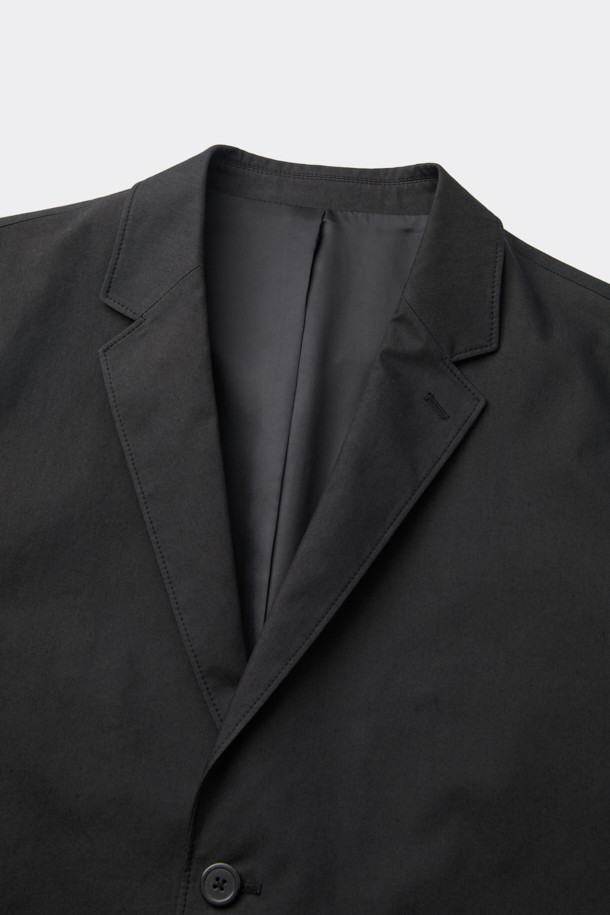 블랙 톤의 루즈 핏 코튼 셋업 재킷입니다. 얇은 두께감의 면 소재로 제작되어 봄, 가을 간절기에 착용하기 좋습니다. 싱글 버튼 디자인과 레귤러 기장으로, 캐주얼하면서도 미니멀한 무드를 연출합니다. 출근룩이나 비즈니스 캐주얼 스타일에도 잘 어울리며, 다양한 스타일링을 시도할 수 있습니다. 언컨스트럭티드 블레이저 스타일로 편안한 착용감을 선사합니다.
